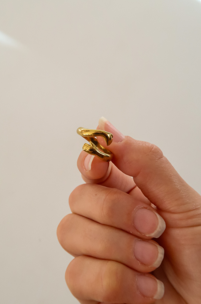 Huggie Ring